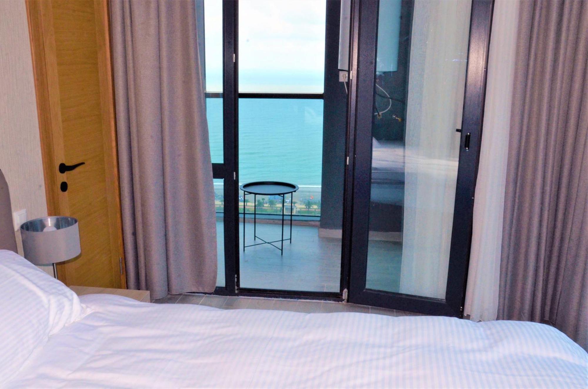 Season Suite Apart-Hotel Batumi Exterior photo